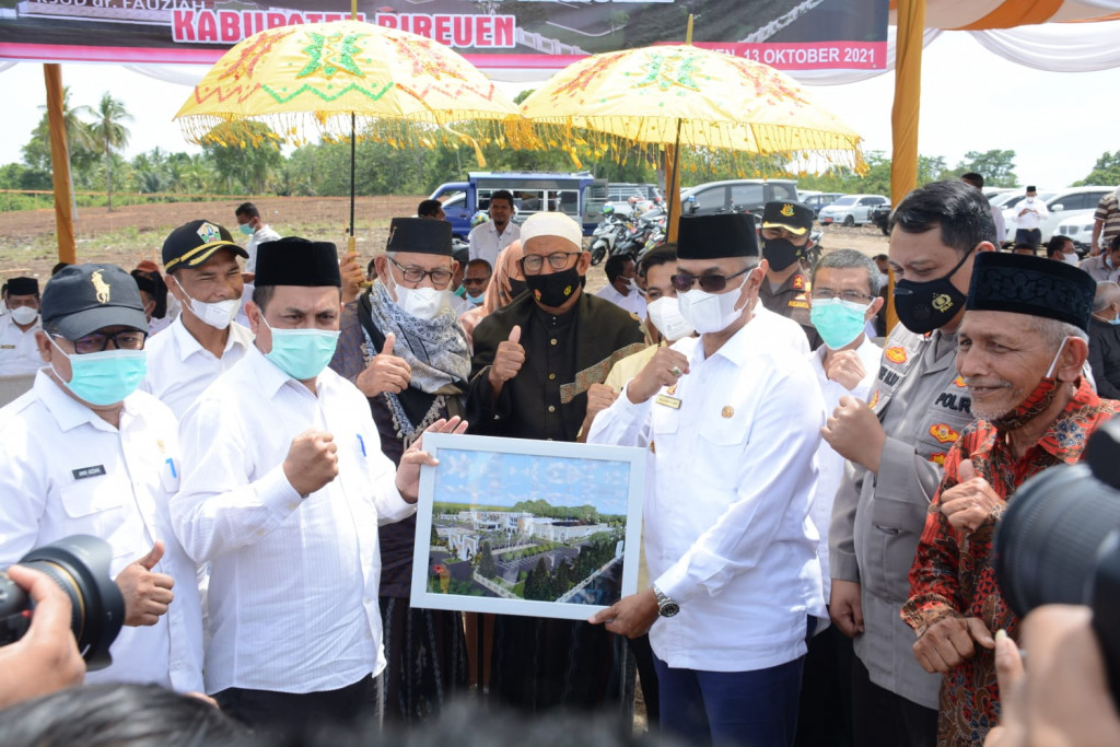 KETUA DPRK BIREUEN HADIRI PELETAKAN BATU PERTAMA PEMBANGUNAN RS REGIONAL
